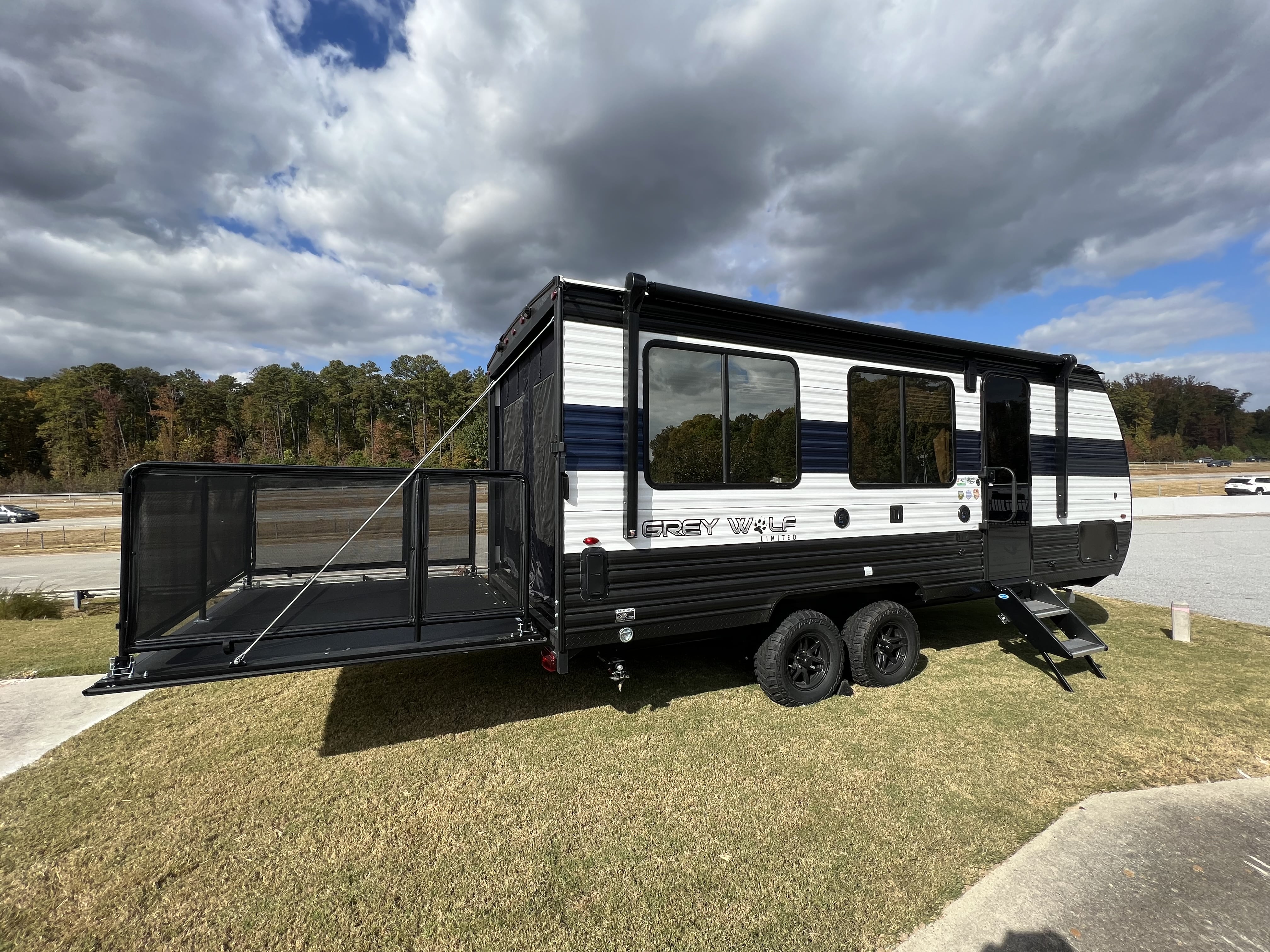 *NEW* FOREST RIVER CHEROKEE GREY WOLF 18RR RV Sales